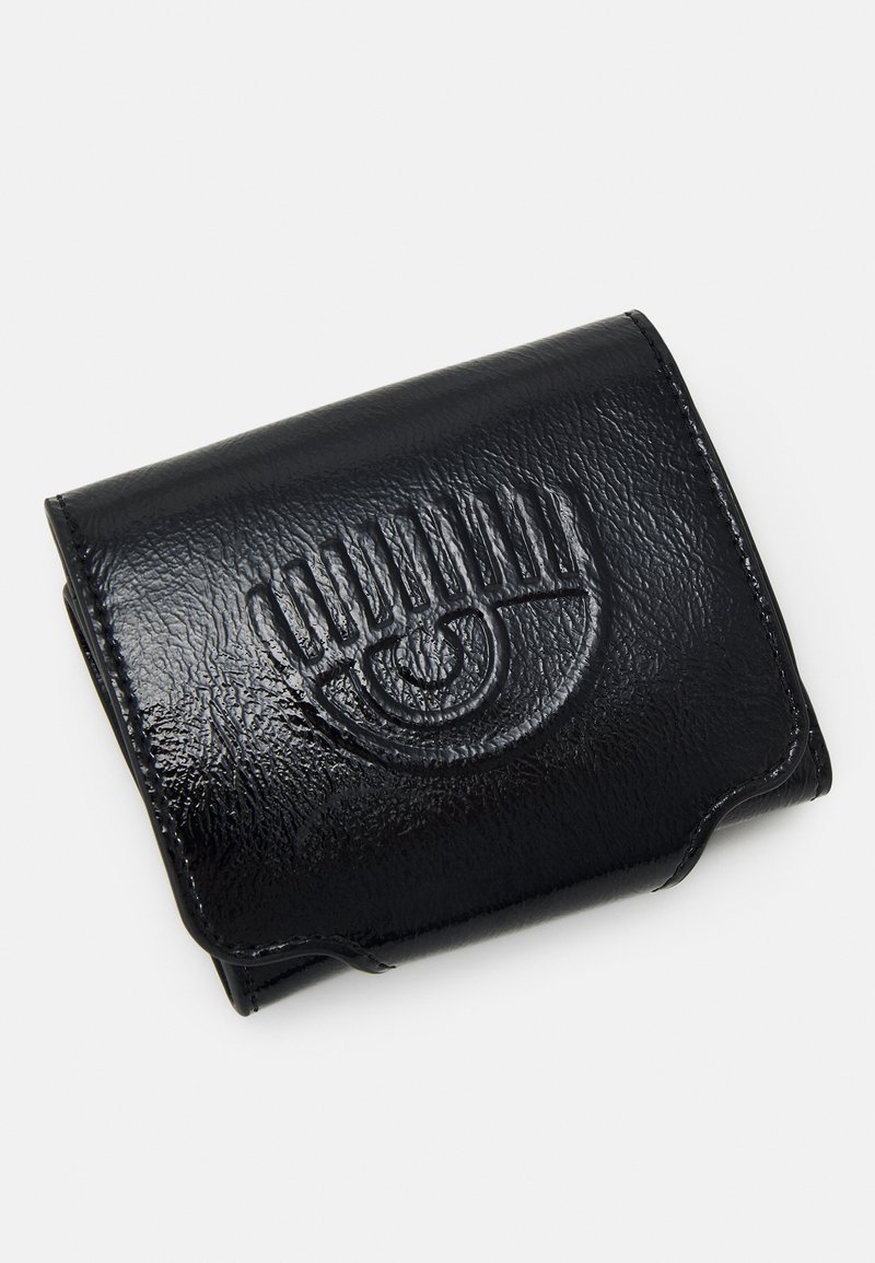 Schwarze Lederbörse mit geprägtem Augendesign, strukturiertem Oberflächen und abgerundeten Kanten; kompakt und faltbar mit einem modernen Ästhetik.