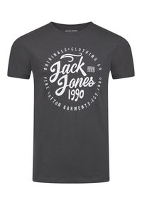 Camiseta de algodón gris oscuro de manga corta, con un gran logo de texto gráfico blanco en un diseño circular, etiquetado "Jack & Jones 1990."