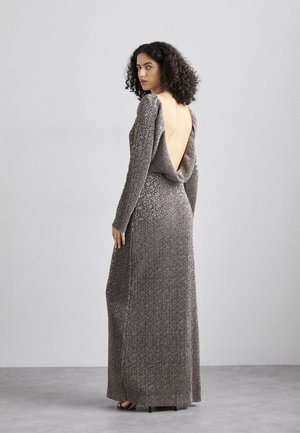 Maxi šaty z lesklého metalického materiálu; dlhé rukávy; hlboký výstrih na chrbte; priliehavý strih; textúrovaný vzor; neutrálné odtiene so lesklými akcentmi.