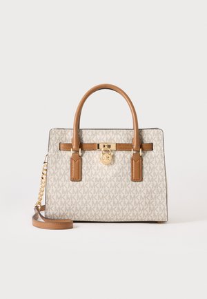 Sac à main beige et marron de créateur avec deux anses, bandoulière chaîne dorée et détail de verrou doré à l’avant avec motif logo répété.