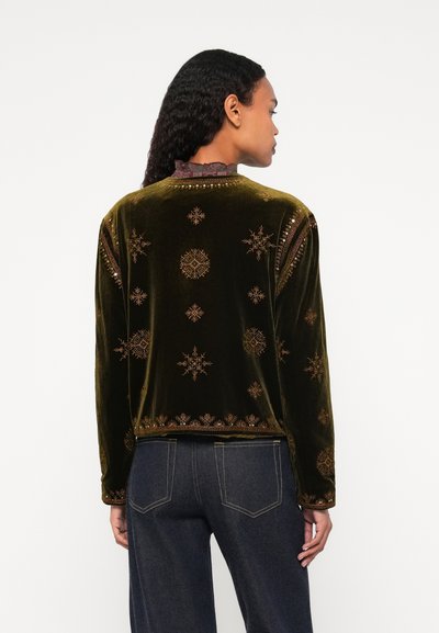 Zöld bársony zakó, díszes arany hímzéssel, kerek nyakkivágással és hosszú ujjal. Puha tapintású, részletes mintákkal az egész felületen.