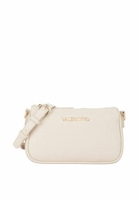 Beige Leder-Umhängetasche mit geprägtem Logo, goldfarbener Hardware, verstellbarem Riemen, Reißverschluss und glatter Textur.