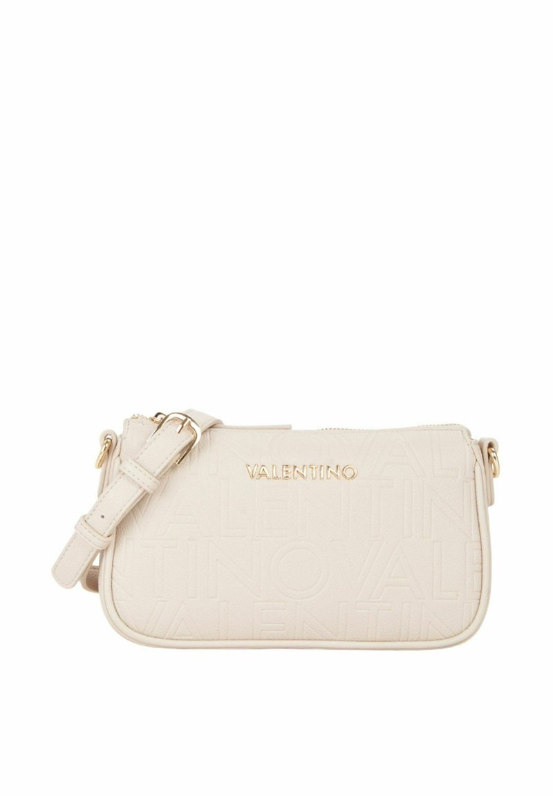 Beige Leder-Umhängetasche mit geprägtem Logo, goldfarbener Hardware, verstellbarem Riemen, Reißverschluss und glatter Textur.