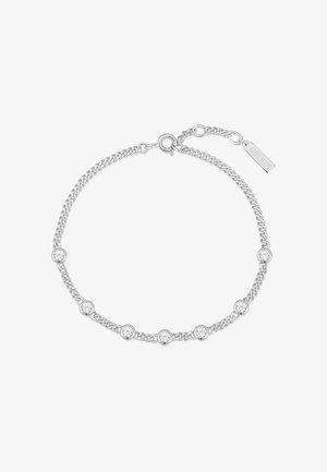 Silberne Kettenarmband mit runden klaren Steinen, ausgestattet mit einem Verschluss und einem Anhänger, der "ANNA HAE" eingraviert hat.