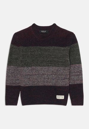 Pull en laine avec un col rond, rayures horizontales multicolores dans des teintes de rouge foncé, vert et gris, avec une étiquette en tissu près de l'ourlet.