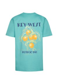 Tyrkysové bavlněné tričko s grafikou pomerančů a listů, s textem "KEY-WEST" a "PETROL IND" v kontrastních barvách.