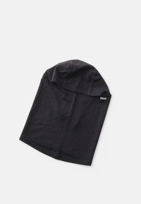 Zwarte beanie met een capuchon van zachte stof, met zichtbare stiksels en een klein wit logo aan de zijkant. Gladde textuur.