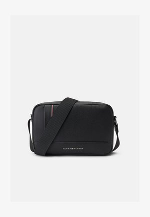 Borsa a tracolla nera con texture a ciottoli, tracolla regolabile e logo. Include strisce di accento rosse e bianche sui lati.