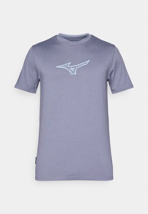 Halliltud hall sportlik t-särk ringikujulise kaelusega, lühikeste varrukatega ja kergete siniste logodega keskel. Valmistatud siledast ja hingavast kangast.