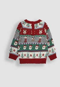 Pulover tricotat de Crăciun în culori roșu, verde, gri și crem, cu motive festive inclusiv fețe de Moș Crăciun, reni și brazi de Crăciun.