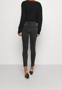 Noisy May Vaqueros pitillo - grey denim