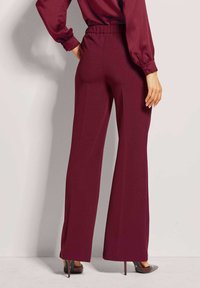 MADELEINE Stoffhose - ruby red