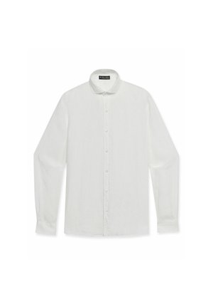 Biała koszula damska z długim rękawem, zapinana na guziki z ostrym kołnierzykiem, ułożona płasko na białym tle.