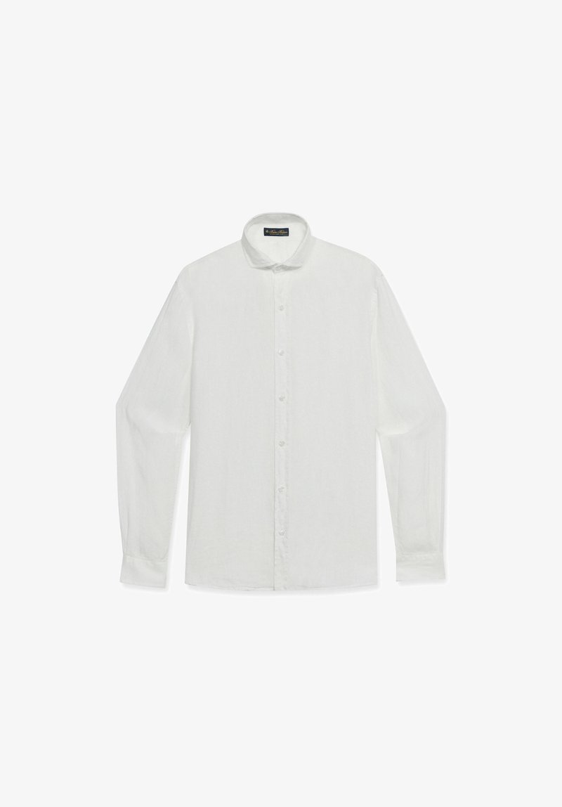 Chemise habillée blanche à manches longues avec patte de boutonnage sur le devant et col pointu, présentée à plat sur un fond blanc.