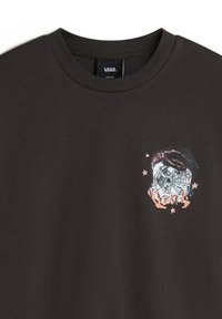 T-shirt in cotone nero con una grafica colorata che presenta un volto, stelle e mani, posizionata sulla parte sinistra del petto. Stile collo a giro.