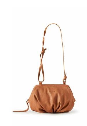 Torba ze skóry w kolorze tan, o miękkim, marszczonym wzorze, z regulowanym sznurkiem i zapięciem na zamek. Posiada wytłoczone logo marki.