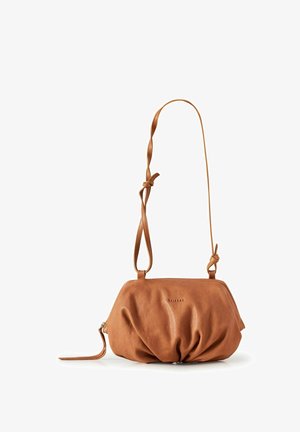 Sac en cuir beige avec un design doux et froncé, bandoulière ajustable à nœud et fermeture zippée. Présente un logo de la marque en relief.