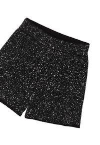 Pantaloni corti neri con una texture glitterata, caratterizzati da un cinturino elastico e una finitura complessiva brillante, adatti per un abbigliamento casual o per occasioni speciali.