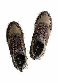 Braune und olivgrüne Sneakers aus Wildleder und Mesh-Materialien. Runde Zehenform, gepolsterter Schaft und kontrastierende Gummisohle. Minimale Markierung auf der Zunge.