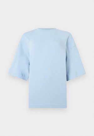 Hellblaues, übergroßes T-Shirt aus weicher Baumwolle. Verfügt über einen Rundhalsausschnitt und kurze, weite Ärmel. Glatte Textur mit minimalen Nahtdetails.
