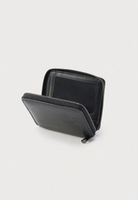 Čierna kožená peňaženka s textúrovaným povrchom, zipsovým uzáverom a viditeľným slotom na karty vo vnútri. Na vonkajšej strane je vyrazené logo.