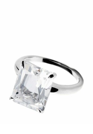 Anillo de plata con una gran piedra preciosa clara cortada en forma cuadrada, sujetada por cuatro garras, sobre una banda brillante.