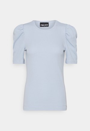 Jasnoniebieski prążkowany top z krótkim rękawem, bufkami na ramionach i okrągłym dekoltem marki Pieces.