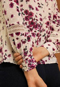 Love & Roses PRINTED DOBBY - REGULAR FIT - Blúz - floral