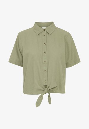 Camisa de manga corta de color verde oliva con un cierre de botones en la parte delantera y un detalle de lazo anudado en el dobladillo; fabricada con una tela ligera de textura suave.