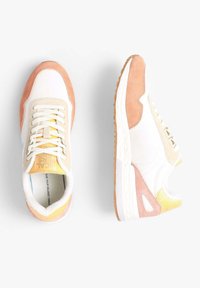 Sneaker sportive con tomaia in canvas bianco, accenti in suede rosa, dettagli gialli e suola in gomma testurizzata. Design con lacci e linguetta imbottita.