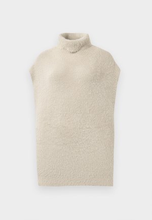 Crèmekleurige gebreide coltrui poncho met een harige textuur en brede armsgaten tegen een plain witte achtergrond.