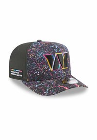 Schwarze Cap mit buntem Spritzmuster, ausgestattet mit einem erhabenen "W"-Logo, flacher Krempe und einem "Crucial Catch"-Tag an der Seite. Hergestellt aus synthetischem Material.