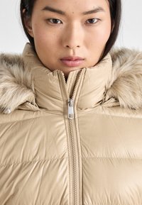 Tommy Hilfiger GLOSS  - Πουπουλένιο μπουφάν - beige