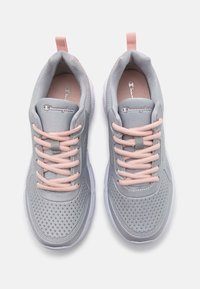 Basketball d'athlétisme en maille grise avec des lacets roses, dotées d'un bout arrondi, d'une texture perforée et d'une semelle blanche. Logo Champion sur la languette.