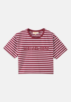 Korte mouwen, cropped t-shirt met bordeauxrode en witte horizontale strepen, met "MICHAEL KORS" geborduurd in het midden.