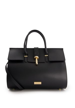 Schwarze Ledertasche mit strukturiertem Design, goldenen Hardware-Akzenten und einem oberen Griff. Mit einer Vorderklappe und einem Logo-Plättchen.