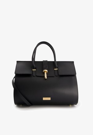 Černá kožená kabelka se strukturovaným designem, zlatými kovovými detaily a horním uchopovacím držadlem. Obsahuje přední klapku a logo desku.