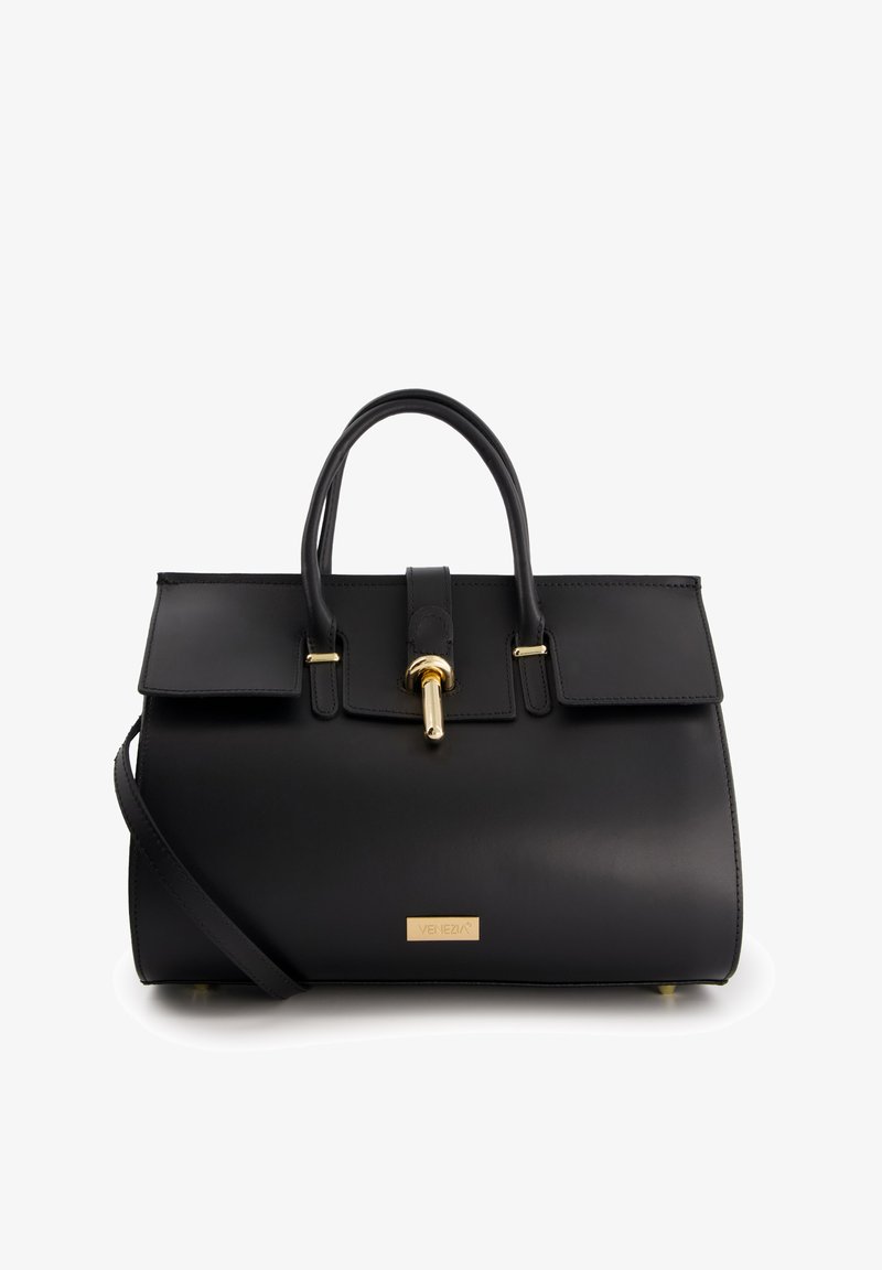 Czarna skórzana torebka o wyraźnie zarysowanej formie, z złotymi akcentami metalowymi i górną rączką. Posiada klapkę z przodu oraz tabliczkę z logo.