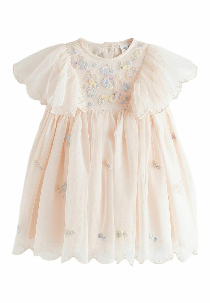 Robe bébé rose clair avec manches bouffantes transparentes, broderie florale sur la poitrine et éparpillée sur la jupe, ourlet festonné.