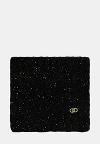 Sciarpa nera lavorata a maglia con macchie argentate e una piccola fibbia decorativa dorata in un angolo, distesa su uno sfondo bianco.