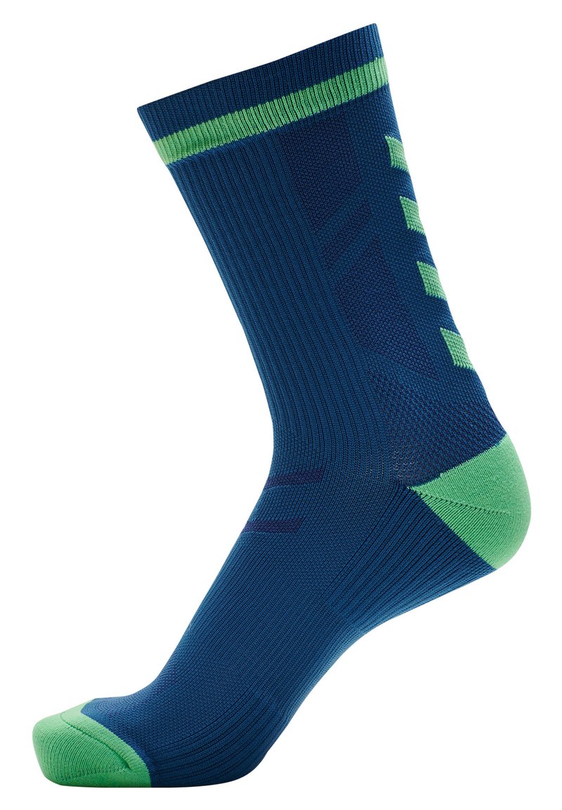 Blaue Sportsocke mit grünen Akzenten. Verfügt über eine gerippte Textur, verstärkten Zehenbereich und ein gemustertes Seiten-Detail für verbesserte Haftung und Unterstützung.