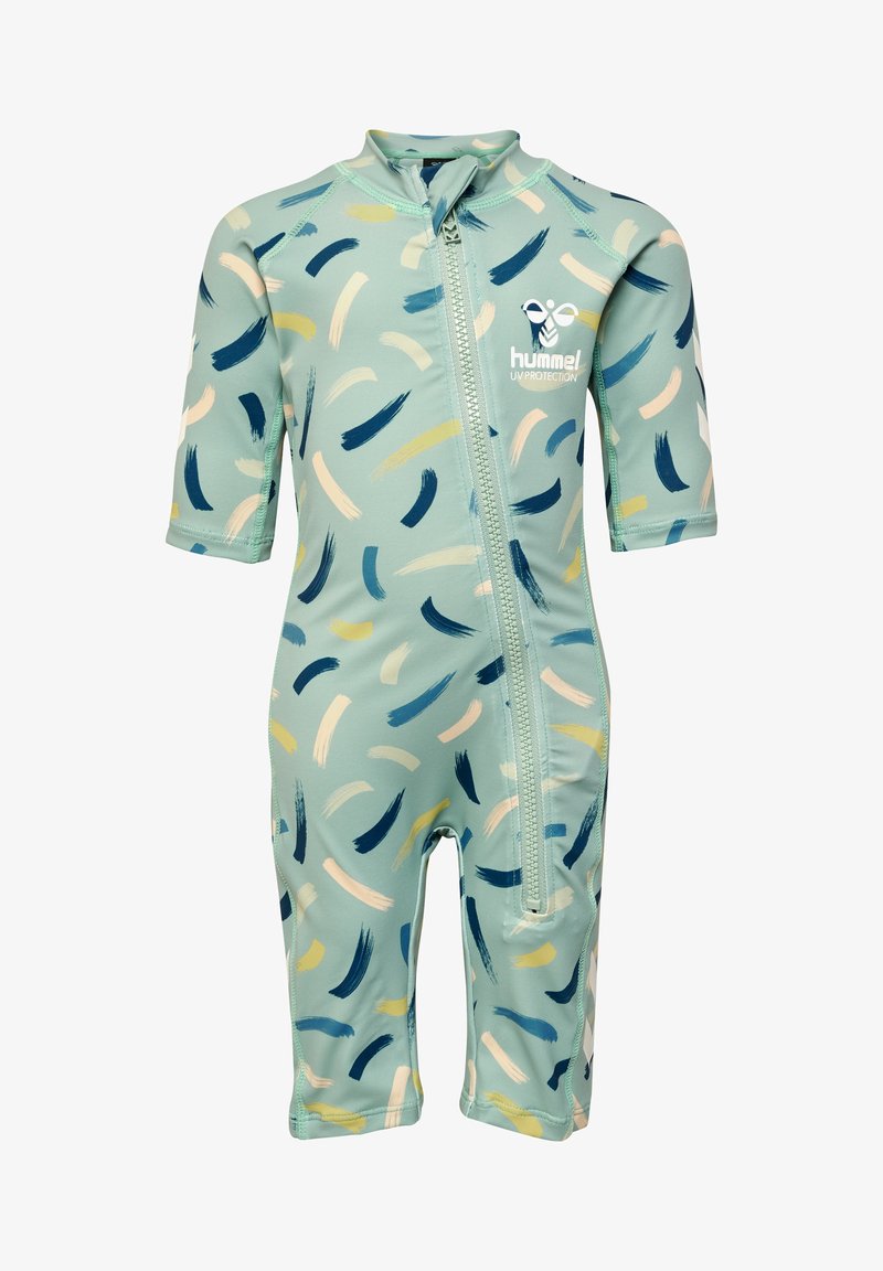 Kortärmad barnvåtdräkt i mintgrön med abstrakta penseldragsmönster i blått, krämfärgat och gult. Frontal dragkedjestängning.