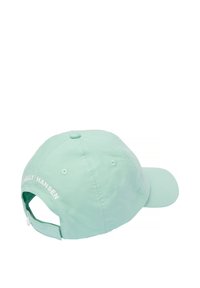 Gorra verde menta hecha de tela con visera curva. Presenta el texto bordado "Helly Hansen" en la parte trasera y una correa ajustable.