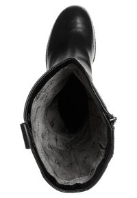Bota de cuero negro con un exterior suave y un interior acolchado en gris. Cierre lateral con cremallera para un fácil acceso y diseño de puntera redondeada.