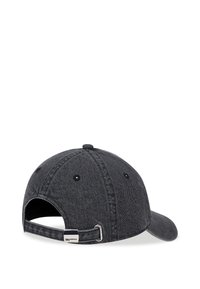 Cappello da baseball in denim grigio scuro con visiera curvata, fascia regolabile sul retro e sei fori di ventilazione. Tessuto dalla texture liscia.
