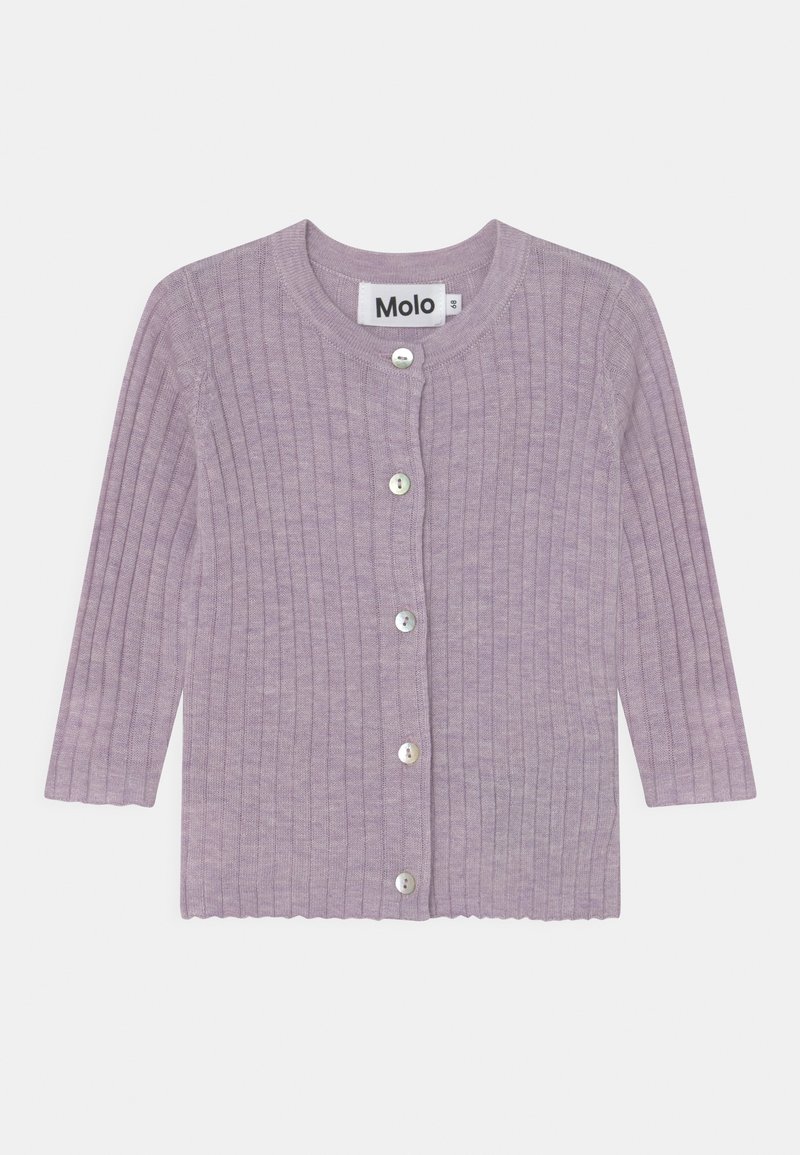 Cardigan lilas à côtes avec sept boutons, col rond et manches trois-quarts. Fabriqué en tissu doux, avec un motif texturé sur l'ensemble.