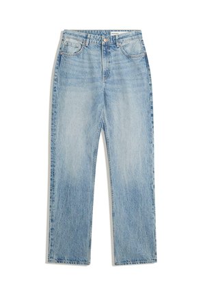 Jeans en denim bleu clair avec une coupe droite, deux poches avant et une poche arrière. Texture usée et légère décoloration.