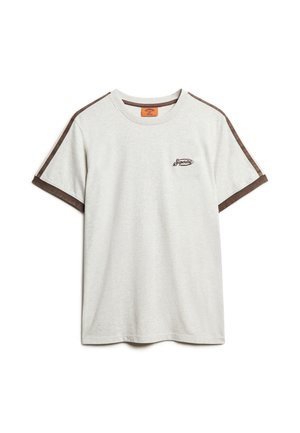 Lichtgrijs katoen t-shirt met korte mouwen met bruine accenten en een klein geborduurd logo op de borst, met een ronde halslijn.