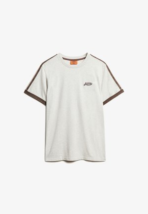 T-shirt en coton gris clair avec des manches courtes accentuées de marron et un petit logo brodé sur la poitrine, doté d'un col rond.