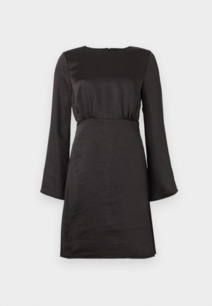 Zwarte jurk met lange mouwen, gathered taille en een gladde, gestructureerde stof. Heeft een ronde halslijn en een eenvoudige silhouet.